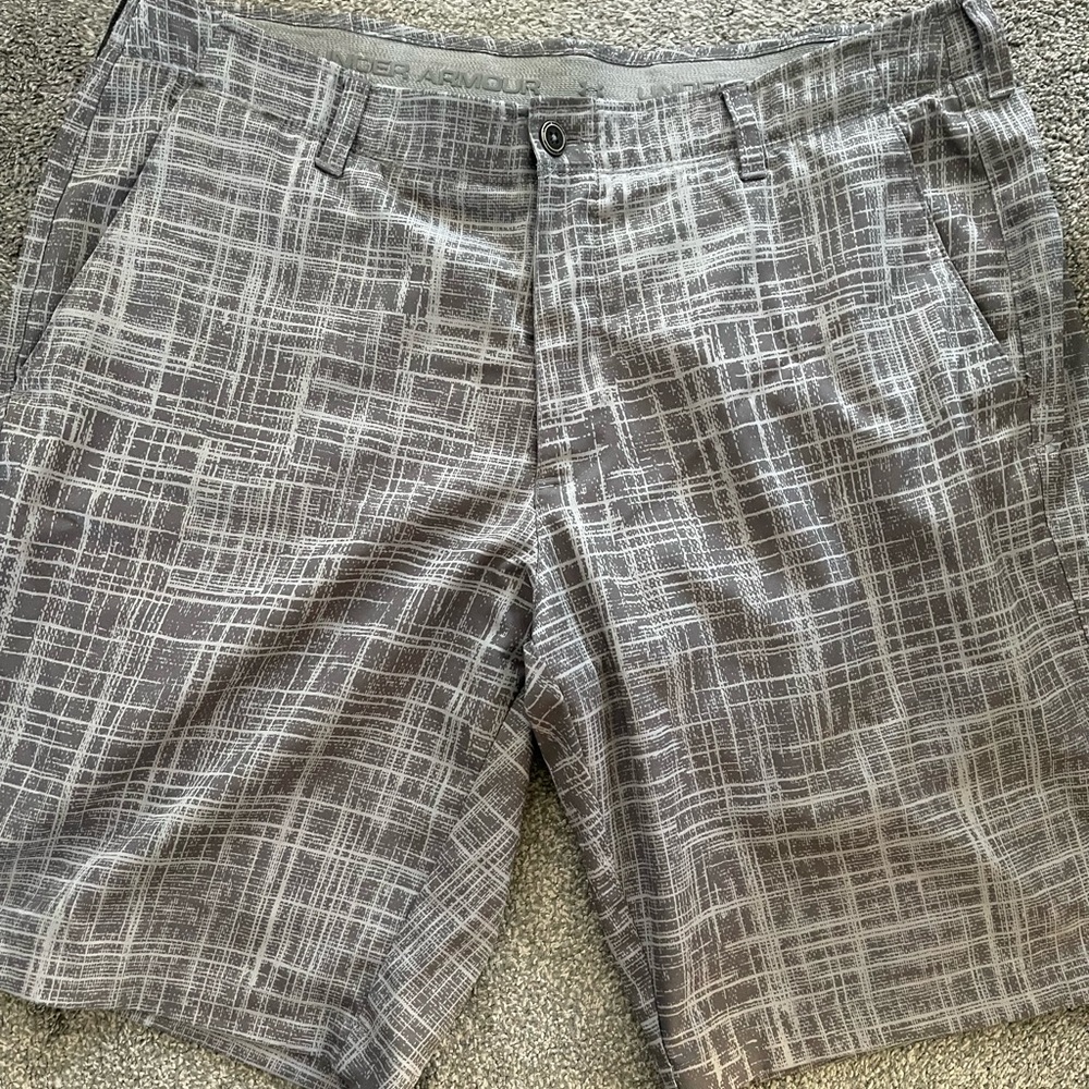 Under armour golf/dress shorts. size: 40 Colour: grey